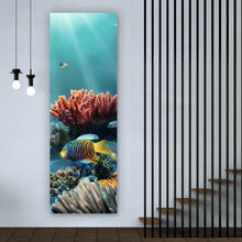Lade das Bild in den Galerie-Viewer, Aluminiumbild gebürstet Farbenfrohes Korallenriff mit exotischen Fischen und Lichtstrahlen Panorama Hoch