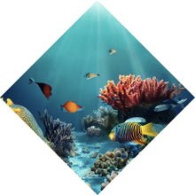 Lade das Bild in den Galerie-Viewer, Aluminiumbild gebürstet Farbenfrohes Korallenriff mit exotischen Fischen und Lichtstrahlen Raute