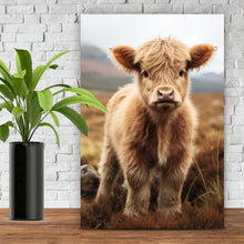 Lade das Bild in den Galerie-Viewer, Poster Flauschiges Highland Kalb auf der Weide Hochformat