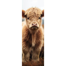 Lade das Bild in den Galerie-Viewer, Leinwandbild Flauschiges Highland Kalb auf der Weide Panorama Hoch