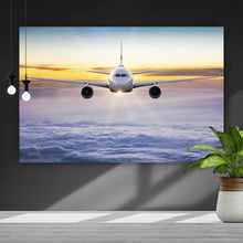 Lade das Bild in den Galerie-Viewer, Spannrahmenbild Flugzeug fliegt über den Wolken Querformat