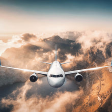 Lade das Bild in den Galerie-Viewer, Poster Flugzeug über beeindruckender Berglandschaft Quadrat