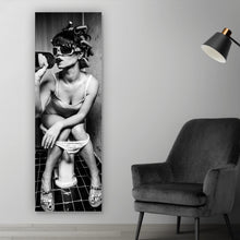 Lade das Bild in den Galerie-Viewer, Spannrahmenbild Frau auf Toilette Panorama Hoch