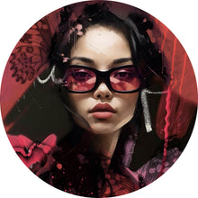 Lade das Bild in den Galerie-Viewer, Aluminiumbild gebürstet Frau mit Herzen und Schmetterlingen Kreis