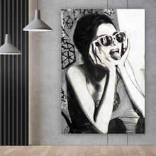 Lade das Bild in den Galerie-Viewer, Aluminiumbild Frau mit Sonnenbrille und frechem Gesichtsausdruck Hochformat
