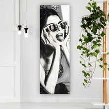 Lade das Bild in den Galerie-Viewer, Aluminiumbild gebürstet Frau mit Sonnenbrille und frechem Gesichtsausdruck Panorama Hoch