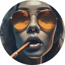 Lade das Bild in den Galerie-Viewer, Aluminiumbild Frau mit Sonnenbrille und Zigarre Kreis