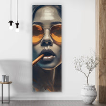Lade das Bild in den Galerie-Viewer, Aluminiumbild gebürstet Frau mit Sonnenbrille und Zigarre Panorama Hoch
