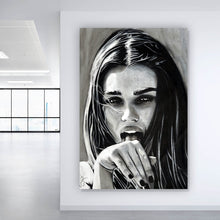 Lade das Bild in den Galerie-Viewer, Aluminiumbild gebürstet Freche abstrakte Frau in Schwarz Weiß Hochformat