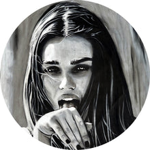 Lade das Bild in den Galerie-Viewer, Aluminiumbild gebürstet Freche abstrakte Frau in Schwarz Weiß Kreis