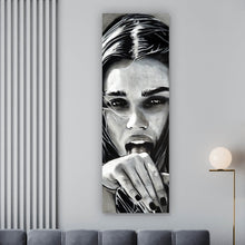 Lade das Bild in den Galerie-Viewer, Aluminiumbild Freche abstrakte Frau in Schwarz Weiß Panorama Hoch