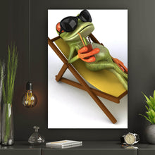 Lade das Bild in den Galerie-Viewer, Spannrahmenbild Frosch entspannt auf Liegestuhl mit Getränk Hochformat