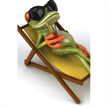 Lade das Bild in den Galerie-Viewer, Spannrahmenbild Frosch entspannt auf Liegestuhl mit Getränk Hochformat