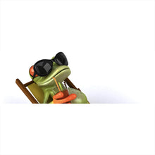Lade das Bild in den Galerie-Viewer, Leinwandbild Frosch entspannt auf Liegestuhl mit Getränk Panorama
