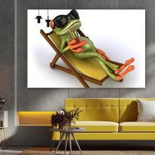 Lade das Bild in den Galerie-Viewer, Aluminiumbild gebürstet Frosch entspannt auf Liegestuhl mit Getränk Querformat