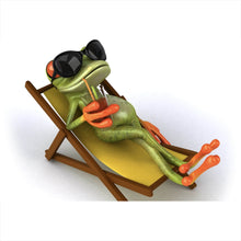 Lade das Bild in den Galerie-Viewer, Poster Frosch entspannt auf Liegestuhl mit Getränk Querformat