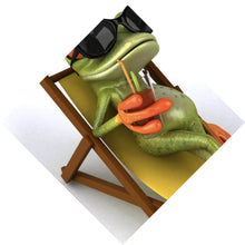 Lade das Bild in den Galerie-Viewer, Leinwandbild Frosch entspannt auf Liegestuhl mit Getränk Raute