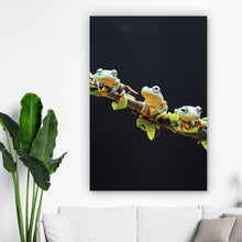 Lade das Bild in den Galerie-Viewer, Poster Fünf Frösche sitzen auf einem Ast Hochformat