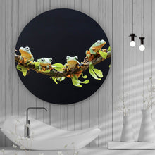 Lade das Bild in den Galerie-Viewer, Aluminiumbild gebürstet Fünf Frösche sitzen auf einem Ast Kreis