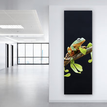 Lade das Bild in den Galerie-Viewer, Aluminiumbild Fünf Frösche sitzen auf einem Ast Panorama Hoch