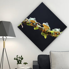 Lade das Bild in den Galerie-Viewer, Spannrahmenbild Fünf Frösche sitzen auf einem Ast Raute