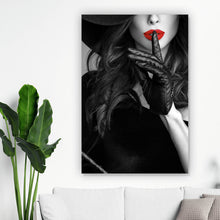 Lade das Bild in den Galerie-Viewer, Aluminiumbild Geheimnisvolle Frau mit rotem Lippenstift und Hut Hochformat