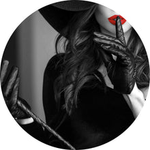 Lade das Bild in den Galerie-Viewer, Aluminiumbild gebürstet Geheimnisvolle Frau mit rotem Lippenstift und Hut Kreis