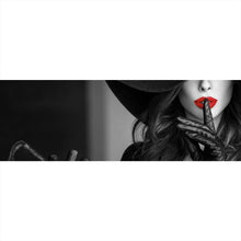 Lade das Bild in den Galerie-Viewer, Spannrahmenbild Geheimnisvolle Frau mit rotem Lippenstift und Hut Panorama