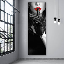 Lade das Bild in den Galerie-Viewer, Leinwandbild Geheimnisvolle Frau mit rotem Lippenstift und Hut Panorama Hoch