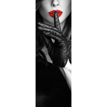 Lade das Bild in den Galerie-Viewer, Acrylglasbild Geheimnisvolle Frau mit rotem Lippenstift und Hut Panorama Hoch