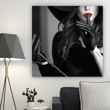 Lade das Bild in den Galerie-Viewer, Leinwandbild Geheimnisvolle Frau mit rotem Lippenstift und Hut Quadrat