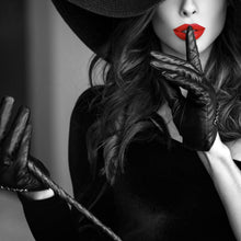 Lade das Bild in den Galerie-Viewer, Acrylglasbild Geheimnisvolle Frau mit rotem Lippenstift und Hut Quadrat