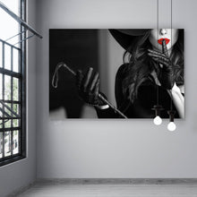 Lade das Bild in den Galerie-Viewer, Spannrahmenbild Geheimnisvolle Frau mit rotem Lippenstift und Hut Querformat