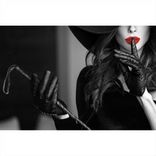Lade das Bild in den Galerie-Viewer, Leinwandbild Geheimnisvolle Frau mit rotem Lippenstift und Hut Querformat