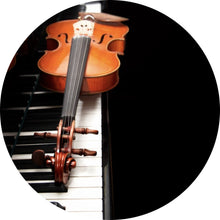 Lade das Bild in den Galerie-Viewer, Aluminiumbild gebürstet Geige auf Klaviertasten Kreis