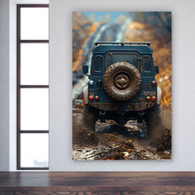 Lade das Bild in den Galerie-Viewer, Aluminiumbild Geländewagen fährt auf schlammigen Waldweg Hochformat