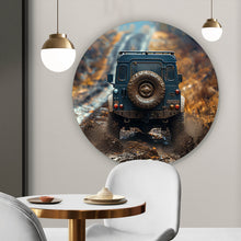 Lade das Bild in den Galerie-Viewer, Aluminiumbild gebürstet Geländewagen fährt auf schlammigen Waldweg Kreis