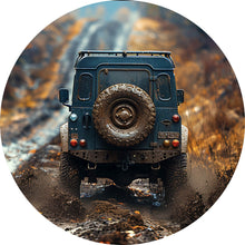Lade das Bild in den Galerie-Viewer, Aluminiumbild gebürstet Geländewagen fährt auf schlammigen Waldweg Kreis