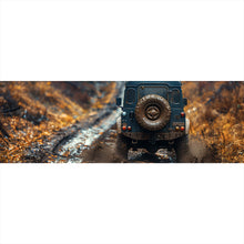 Lade das Bild in den Galerie-Viewer, Aluminiumbild Geländewagen fährt auf schlammigen Waldweg Panorama
