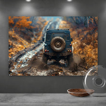 Lade das Bild in den Galerie-Viewer, Aluminiumbild Geländewagen fährt auf schlammigen Waldweg Querformat