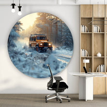 Lade das Bild in den Galerie-Viewer, Aluminiumbild gebürstet Geländewagen fährt durch verschneiten Wald Kreis