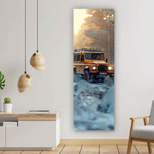 Lade das Bild in den Galerie-Viewer, Poster Geländewagen fährt durch verschneiten Wald Panorama Hoch