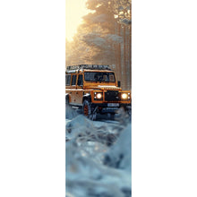 Lade das Bild in den Galerie-Viewer, Poster Geländewagen fährt durch verschneiten Wald Panorama Hoch