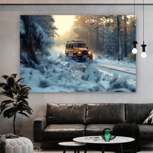 Lade das Bild in den Galerie-Viewer, Spannrahmenbild Geländewagen fährt durch verschneiten Wald Querformat