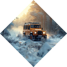 Lade das Bild in den Galerie-Viewer, Aluminiumbild gebürstet Geländewagen fährt durch verschneiten Wald Raute