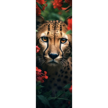 Lade das Bild in den Galerie-Viewer, Aluminiumbild gebürstet Gepard schaut neugierig durch rote Blumen Panorama Hoch