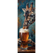 Lade das Bild in den Galerie-Viewer, Spannrahmenbild Giraffe genießt Bier Panorama Hoch