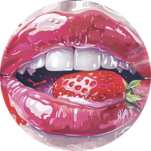 Lade das Bild in den Galerie-Viewer, Aluminiumbild Glänzende Lippen mit Erdbeere Kreis