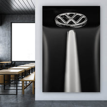 Lade das Bild in den Galerie-Viewer, Aluminiumbild gebürstet Glänzendes Emblem auf schwarzem Autolack Hochformat