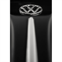 Lade das Bild in den Galerie-Viewer, Aluminiumbild gebürstet Glänzendes Emblem auf schwarzem Autolack Hochformat